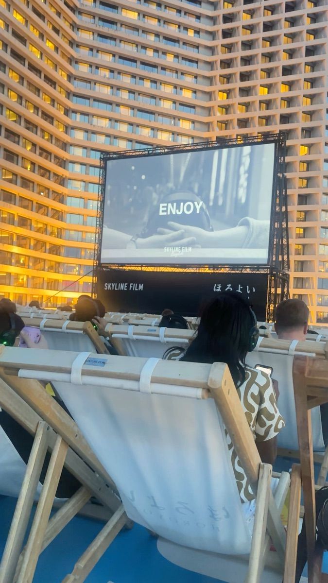 Luxy Roll - Share Your Moments!