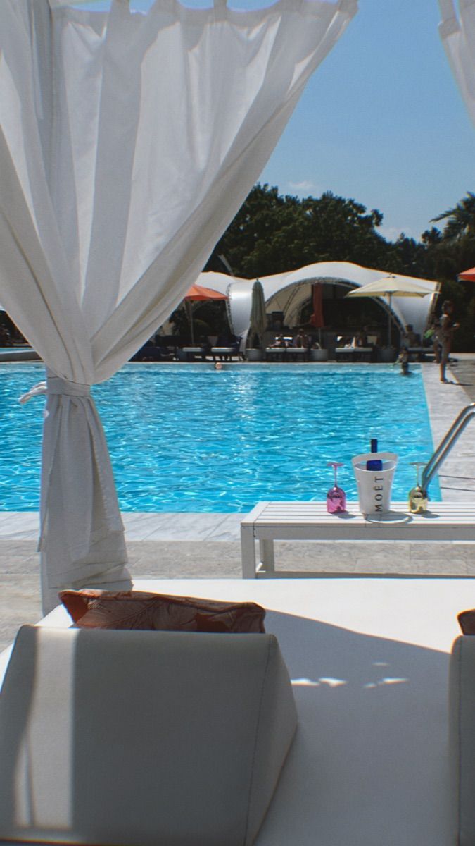 Luxy Roll - Share Your Moments!